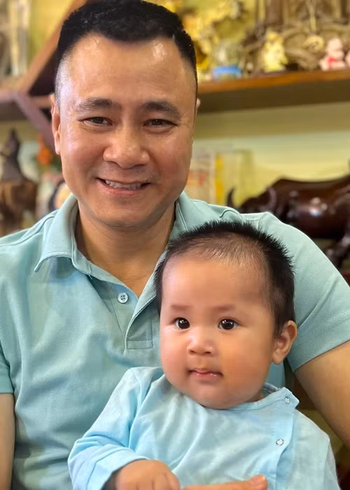 Nam nghệ sĩ hài thường xuyên phụ giúp bà xã chăm sóc cậu con trai nhỏ.