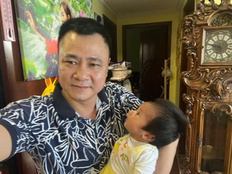 Trên trang cá nhân, nam nghệ sĩ hài thường xuyên đăng tải hình ảnh bên con trai út.