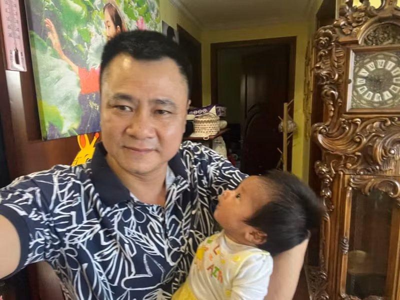 Trên trang cá nhân, nam nghệ sĩ hài thường xuyên đăng tải hình ảnh bên con trai út.