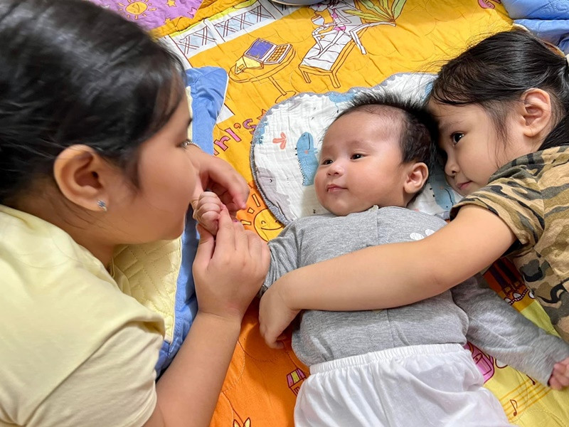 Khoảnh khắc hai ái nữ nhà Tự Long âu yếm cậu em trai nhỏ.