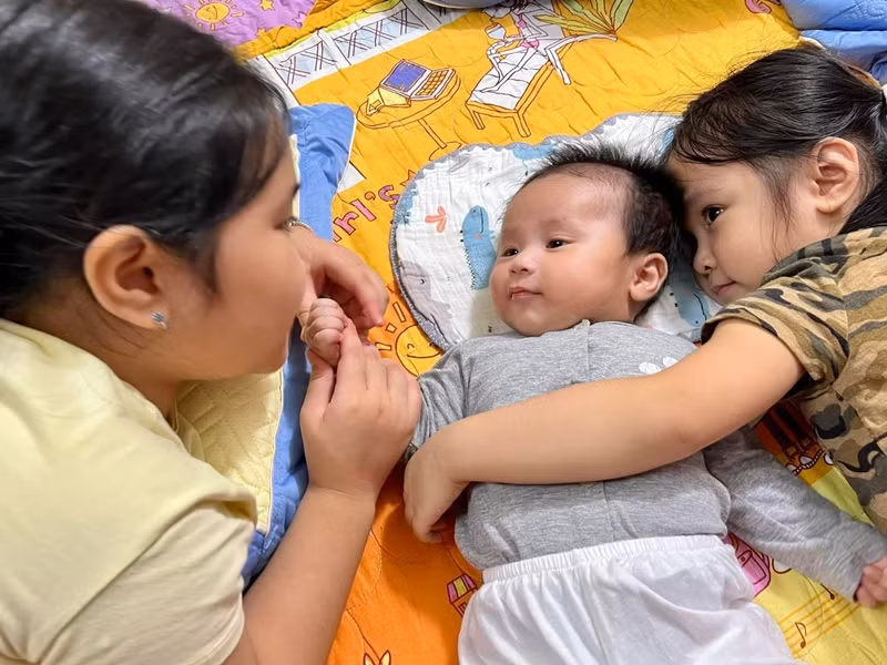 Khoảnh khắc hai ái nữ nhà Tự Long âu yếm cậu em trai nhỏ.