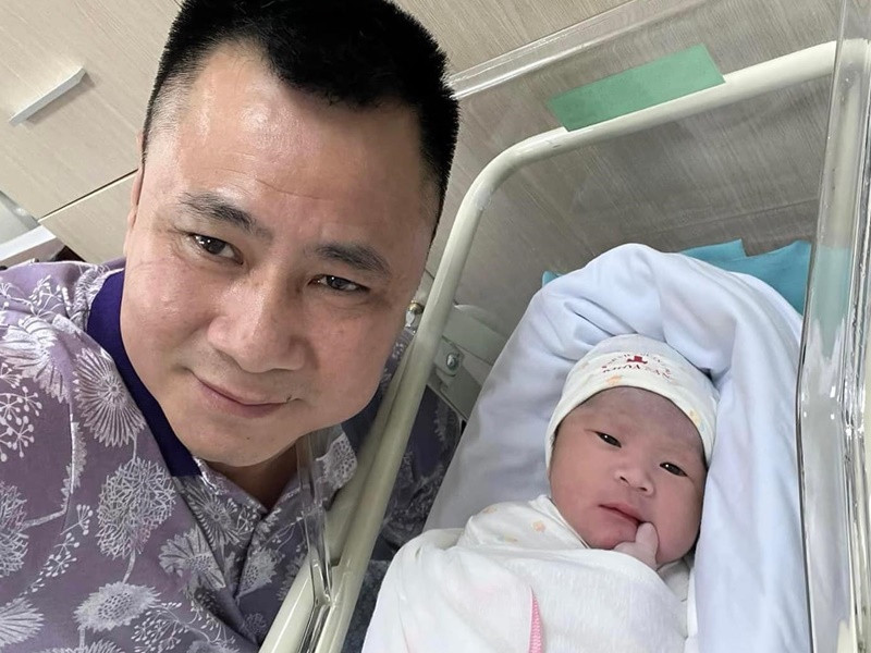 Ngày 22/7/2022, khi bà xã sinh con trai thứ ba, Tự Long luôn túc trực bên vợ con trong bệnh viện.