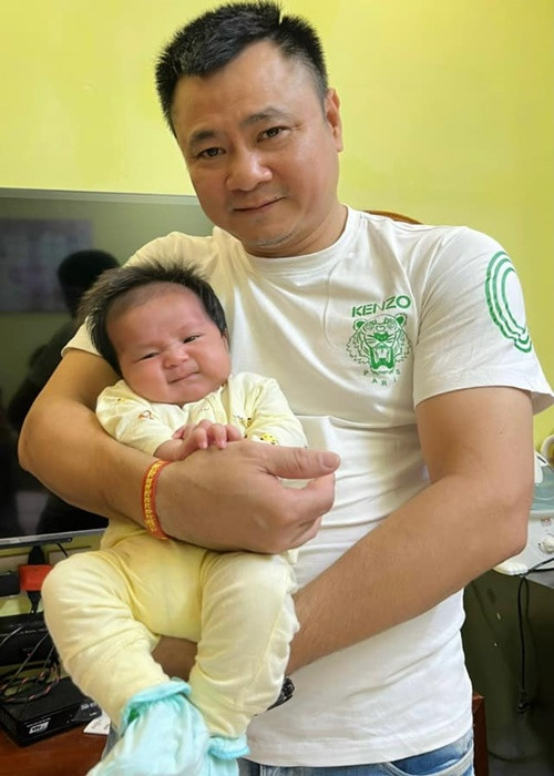 Bé Bách tỏ vẻ căng thẳng khi bị bố mẹ "ép" chụp ảnh.