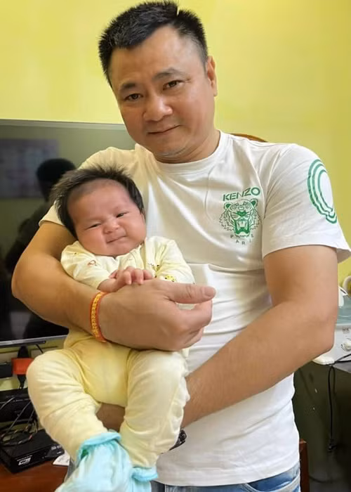 Bé Bách tỏ vẻ căng thẳng khi bị bố mẹ "ép" chụp ảnh.