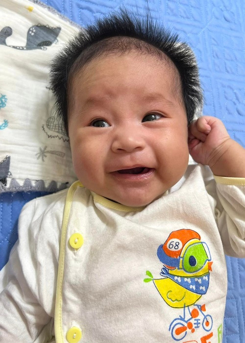 Con trai út của Tự Long ngày càng đáng yêu.