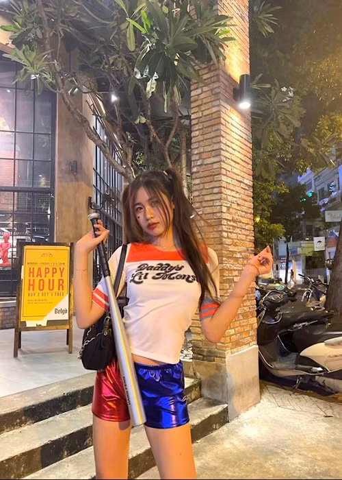 Sinh ra trong gia đình có truyền thống nghệ thuật, từ bé, Vy Uyên đã được học nhạc cụ cơ bản như piano, guitar và sớm bộc lộ năng khiếu nhảy múa.