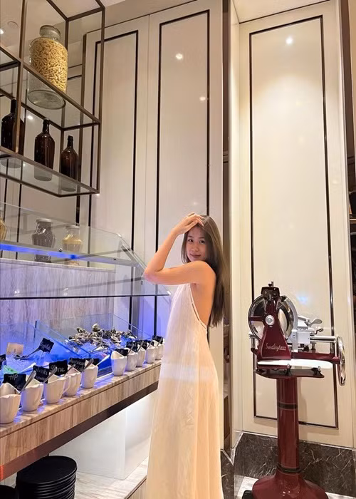 Vy Uyên yêu thích các mẫu váy áo hở lưng,