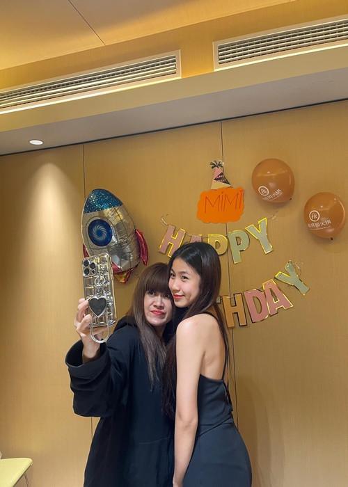 Vy Uyên thừa hưởng những nét đẹp lẫn năng khiếu nghệ thuật từ mẹ.