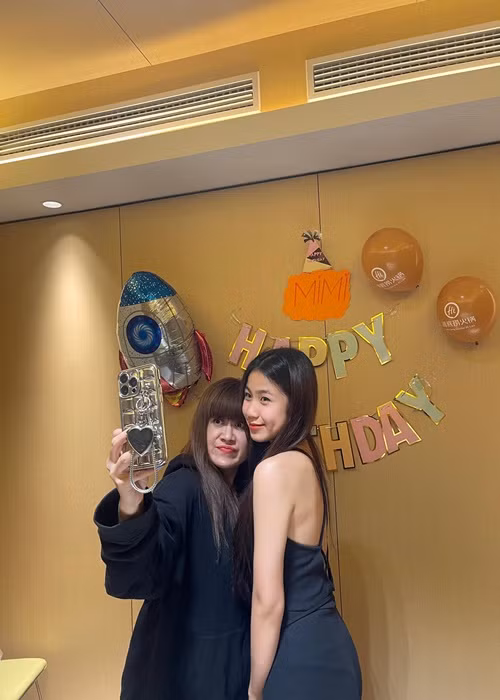 Vy Uyên thừa hưởng những nét đẹp lẫn năng khiếu nghệ thuật từ mẹ.