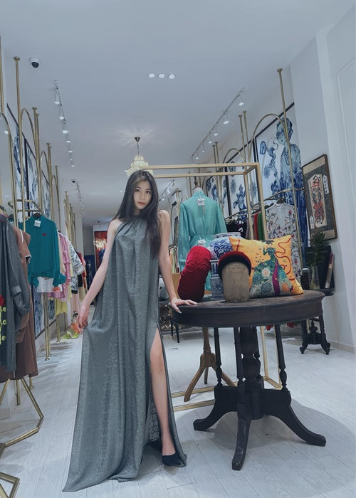 Thần thái của Vy Uyên cũng đầy cuốn hút.