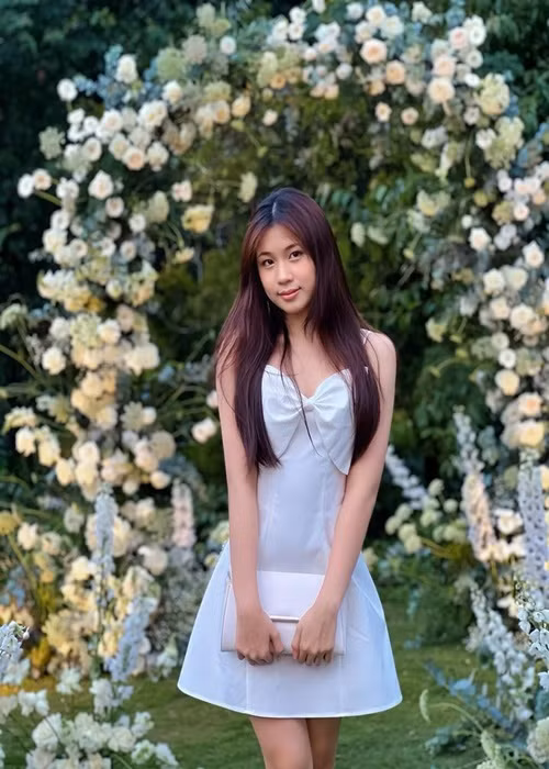 Con gái Lưu Thiên Hương chuộng kiểu trang phục hở vai, eo.