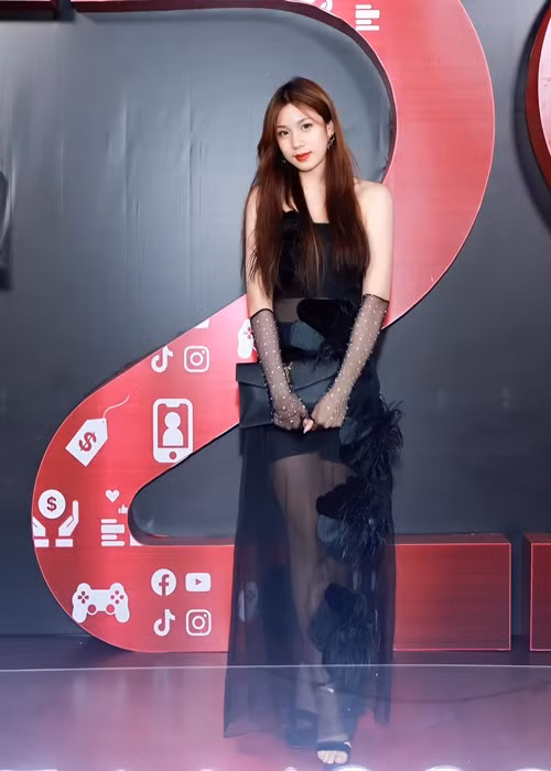 17 tuổi, Vy Uyên có chiều cao ấn tượng. Cùng với vóc dáng thon gọn, con gái Lưu Thiên Hương còn sở hữu gương mặt xinh đẹp.