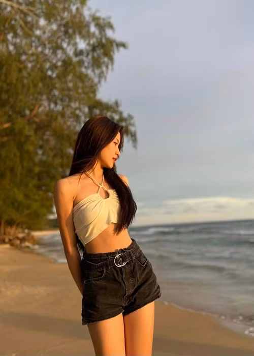 Vy Uyên khéo phối trang phục để tôn những lợi thế hình thể.