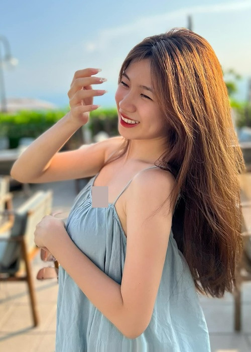 Vy Uyên theo đuổi phong cách thời trang trẻ trung, nữ tính.