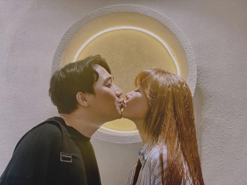 Trấn Thành đã cố gắng luyện tập thói quen không nổi nóng trước mặt Hari Won. Anh nhường nhịn vợ vì sợ mất vợ, không phải vì sợ vợ. Ảnh: FBNV