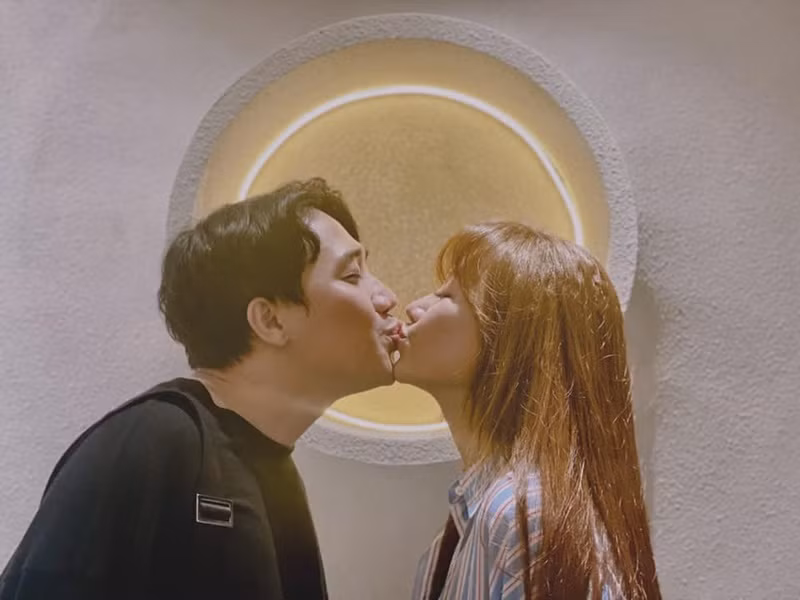 Trấn Thành đã cố gắng luyện tập thói quen không nổi nóng trước mặt Hari Won. Anh nhường nhịn vợ vì sợ mất vợ, không phải vì sợ vợ. Ảnh: FBNV