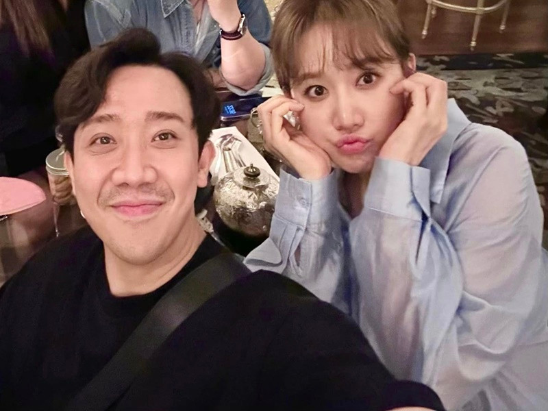 Gần đây, Trấn Thành liên tục chia sẻ hình ảnh bên Hari Won. Động thái của nam danh hài được cho là để khẳng định hôn nhân vẫn hạnh phúc. Ảnh: FBNV