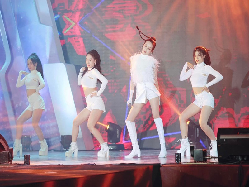 Nữ ca sĩ liên tục đăng tải hình ảnh đi hát, dự sự kiện. Ảnh: FBNV