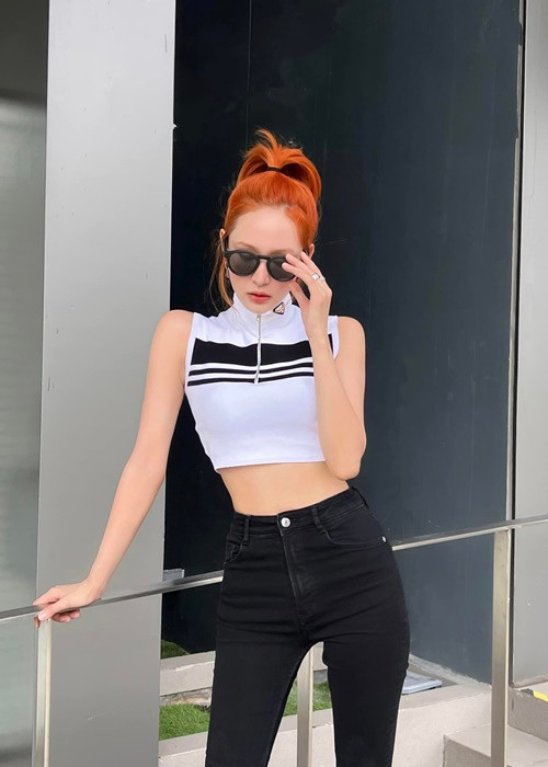 Nữ ca sĩ vướng scandal "anh em nương tựa" hồi tháng 3/2022. Đến tháng 9, Hiền Hồ tái xuất. Ảnh: Instagram