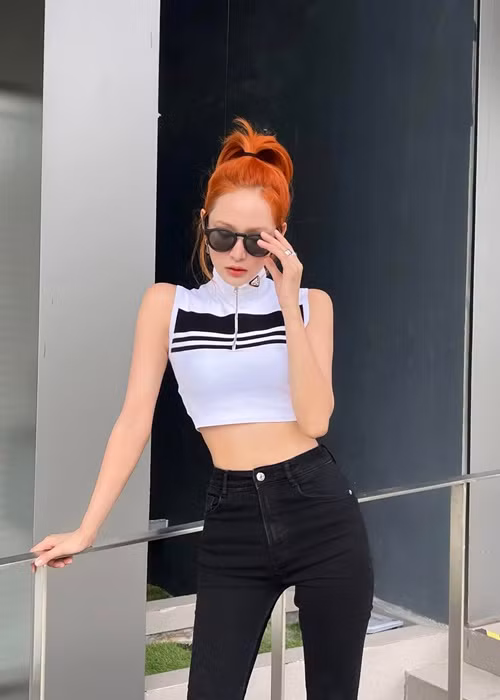 Nữ ca sĩ vướng scandal "anh em nương tựa" hồi tháng 3/2022. Đến tháng 9, Hiền Hồ tái xuất. Ảnh: Instagram