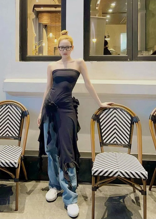 Nữ ca sĩ không chỉ đổi màu tóc mà còn ăn mặc bụi bặm. Ảnh: FBNV