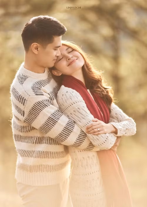 Trước đó, một số đồng nghiệp chia sẻ hình ảnh thiệp cưới của Thùy Dung.