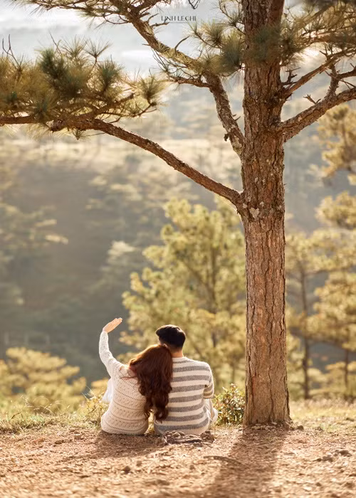 Tháng 3 mỗi năm, nàng á hậu thường đăng ảnh bên người yêu để kỷ niệm ngày hẹn hò.