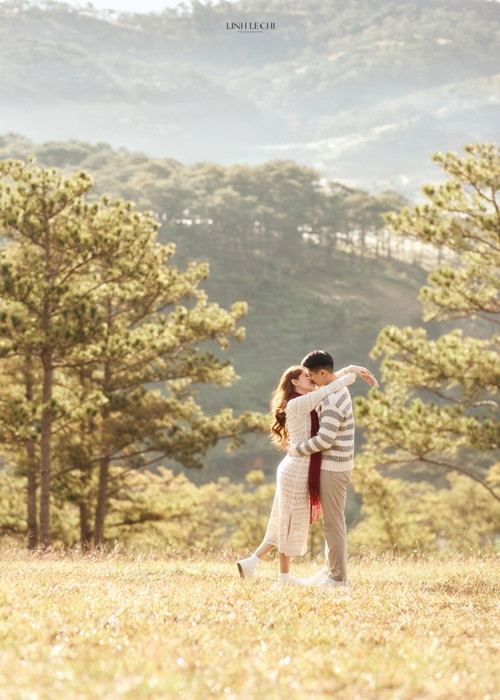 Trong những chuyến đi chơi hay dịp trọng đại của gia đình của Thùy Dung, anh đều cố gắng thu xếp tham dự.