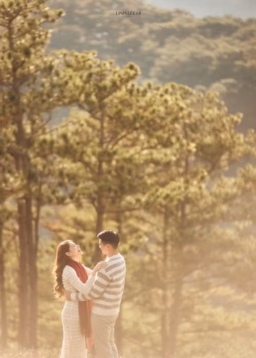 Cặp đôi cùng đi du lịch không ít nơi.