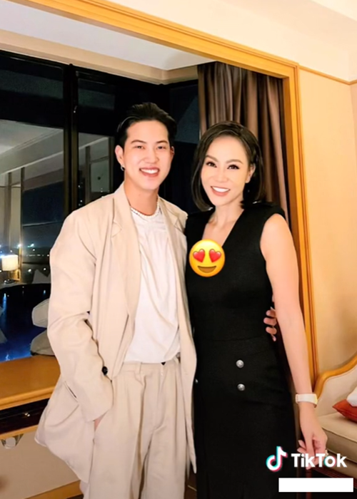 Mới đây, video "Người nghèo ăn gì - Nờ Ô Nô cho ăn đó” của TikToker Nờ Ô Nô làm dậy sóng mạng xã hội. Nhiều người chỉ trích nam TikToker này bởi anh có những lời lẽ không đúng chuẩn mực như: "Hello (xin chào - PV) bà già nghèo khổ giữa trời đông cô đơn", "Nghèo mà còn chê đồ ăn nữa, vậy thôi khỏi ăn, giờ hỏi lại có ăn hay không?". Do từng hợp tác với TikToker Nờ Ô Nô, Thu Minh trở thành tâm điểm của dư luận. Ảnh: Yan