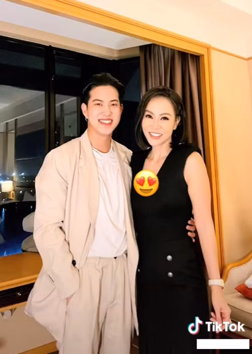 Mới đây, video "Người nghèo ăn gì - Nờ Ô Nô cho ăn đó” của TikToker Nờ Ô Nô làm dậy sóng mạng xã hội. Nhiều người chỉ trích nam TikToker này bởi anh có những lời lẽ không đúng chuẩn mực như: "Hello (xin chào - PV) bà già nghèo khổ giữa trời đông cô đơn", "Nghèo mà còn chê đồ ăn nữa, vậy thôi khỏi ăn, giờ hỏi lại có ăn hay không?". Do từng hợp tác với TikToker Nờ Ô Nô, Thu Minh trở thành tâm điểm của dư luận. Ảnh: Yan
