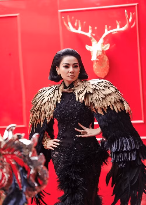 Thu Minh chọn cách giữ im lặng giữa ồn ào. "Toàn bộ ý tưởng của MV I tam Diva là của giám đốc sáng tạo Hà Đỗ, vì thế chị Thu Minh sẽ không nói gì về việc này. MV ra mắt rồi, chị ấy sẽ không nói thêm gì nữa", quản lý của Thu Minh chia sẻ trên Người đưa tin. Ảnh: Người lao động