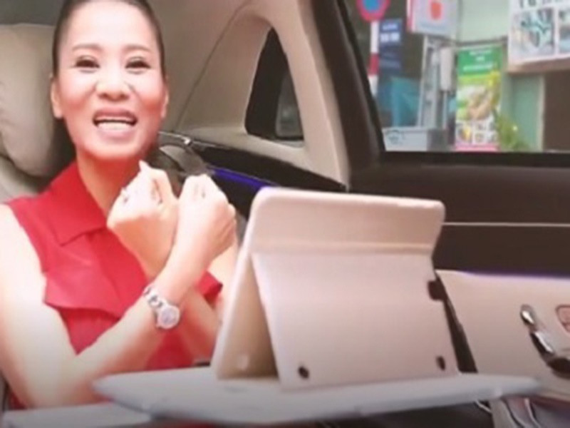 Năm 2016, khi câu chuyện kinh doanh và nợ nần của chồng Thu Minh còn chưa có kết luận của cơ quan điều tra, nữ ca sĩ bất ngờ có phát ngôn gây sốc. Cụ thể, trong một cuộc phỏng vấn, Thu Minh được hỏi rằng "Do đặt niềm tin vào chị nên họ mới làm việc với chồng của chị?”. Nữ ca sĩ thản nhiên trả lời: "Ai nói câu này thì kinh doanh lụi bại là đúng rồi. Người làm kinh doanh mà suy nghĩ thiếu hiểu biết như thế thì... bó tay". Phát ngôn của Thu Minh gây tranh cãi. Đến năm 2017, Thu Minh mới lên tiếng. Ảnh: Dân Việt