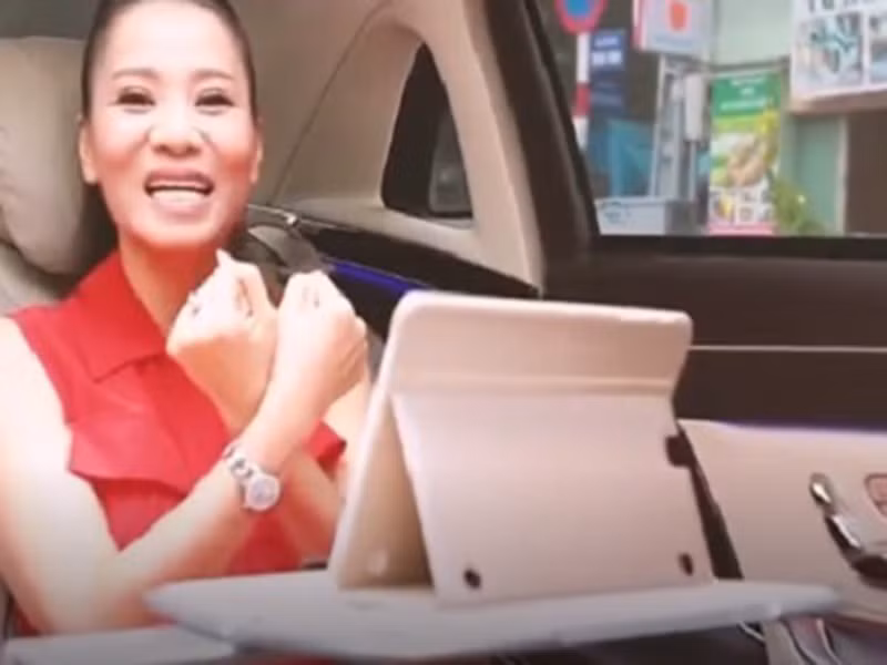 Năm 2016, khi câu chuyện kinh doanh và nợ nần của chồng Thu Minh còn chưa có kết luận của cơ quan điều tra, nữ ca sĩ bất ngờ có phát ngôn gây sốc. Cụ thể, trong một cuộc phỏng vấn, Thu Minh được hỏi rằng "Do đặt niềm tin vào chị nên họ mới làm việc với chồng của chị?”. Nữ ca sĩ thản nhiên trả lời: "Ai nói câu này thì kinh doanh lụi bại là đúng rồi. Người làm kinh doanh mà suy nghĩ thiếu hiểu biết như thế thì... bó tay". Phát ngôn của Thu Minh gây tranh cãi. Đến năm 2017, Thu Minh mới lên tiếng. Ảnh: Dân Việt