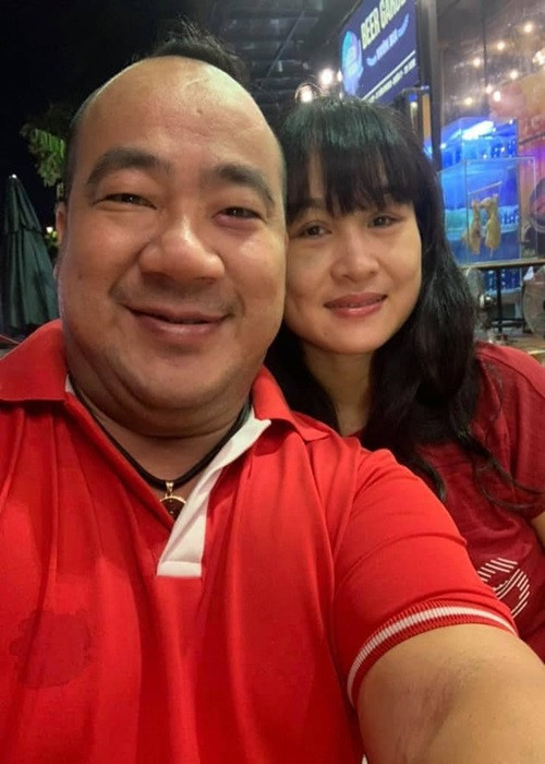 Năm 2015, trên mạng xã hội lan truyền thông tin hôn nhân của nam diễn viên "Bỗng dưng muốn khóc" rạn nứt. Chia sẻ với Zing, "chàng Hều" bức xúc cho hay: "Đây là trò đùa câu "like" trên mạng xã hội. Tôi rất tức giận với tin tức bịa đặt này. Nó ảnh hưởng nghiêm trọng đến tinh thần vợ chồng cũng như hạnh phúc gia đình tôi". Ảnh: FBNV