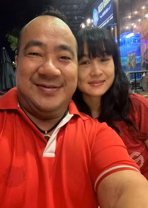 Năm 2015, trên mạng xã hội lan truyền thông tin hôn nhân của nam diễn viên "Bỗng dưng muốn khóc" rạn nứt. Chia sẻ với Zing, "chàng Hều" bức xúc cho hay: "Đây là trò đùa câu "like" trên mạng xã hội. Tôi rất tức giận với tin tức bịa đặt này. Nó ảnh hưởng nghiêm trọng đến tinh thần vợ chồng cũng như hạnh phúc gia đình tôi". Ảnh: FBNV