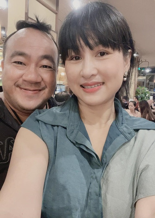 Tháng 11/2020, Hiếu Hiền bày tỏ sự bức xúc khi nhận được tin nhắn của một người lạ mặt với nội dung gạ vợ anh qua đêm. Sau đó, Hiếu Hiền đã tìm được kẻ nhắn tin khiếm nhã. Tuy nhiên, kẻ nhắn tin đã xin lỗi nên anh không muốn truy cứu thêm. Ảnh: FBNV