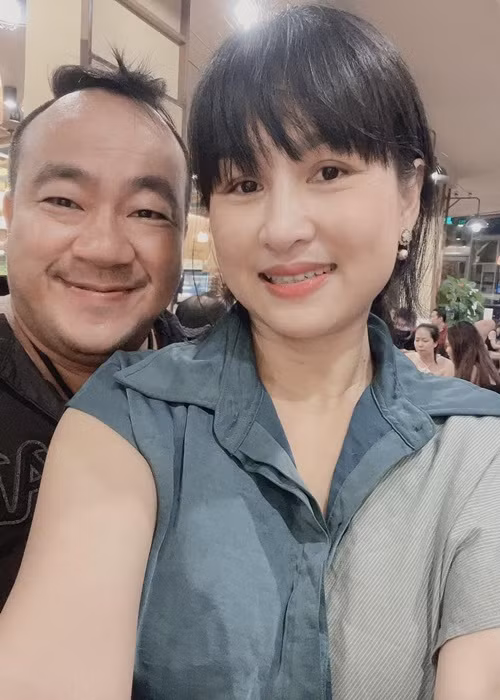 Tháng 11/2020, Hiếu Hiền bày tỏ sự bức xúc khi nhận được tin nhắn của một người lạ mặt với nội dung gạ vợ anh qua đêm. Sau đó, Hiếu Hiền đã tìm được kẻ nhắn tin khiếm nhã. Tuy nhiên, kẻ nhắn tin đã xin lỗi nên anh không muốn truy cứu thêm. Ảnh: FBNV