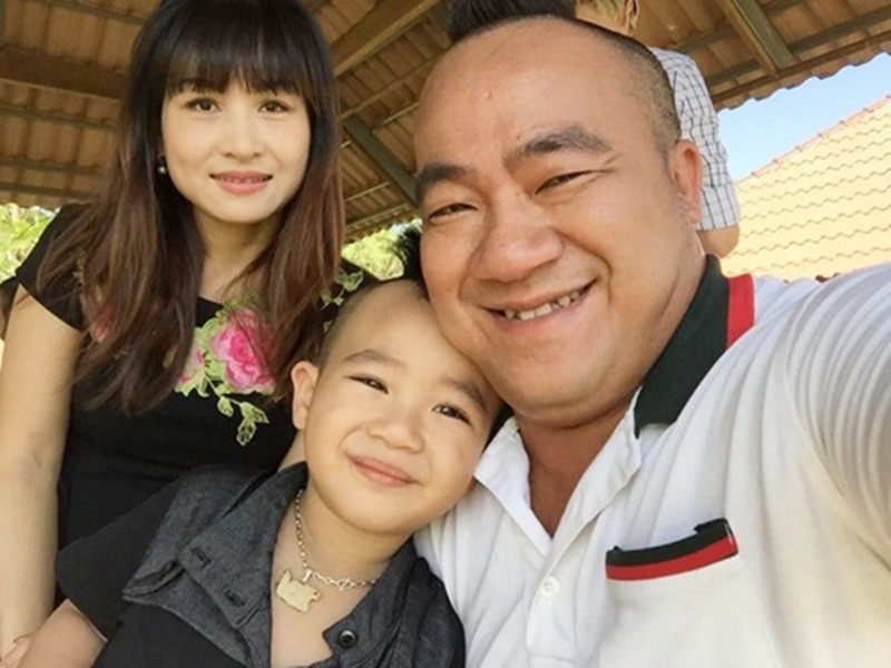 Khi đóng chung phim, Thùy Liên chủ động xin số điện thoại Hiếu Hiền với mục đích nhờ quá giang về nhà. Cô nói rằng chồng là người đã "dụ" mình bằng những món quà như sầu riêng, kem. Ảnh: Khám phá