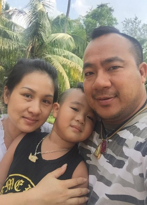 Hiếu Hiền không ít lần lên tiếng bảo vệ bà xã. Tháng 8/2022, nam diễn viên cho hay, vợ anh khi ra đường bị những người phụ nữ xung quanh chê là vợ nghệ sĩ mà ra ngoài không biết sửa soạn, để mặt tàn tạ, thậm chí ăn mặc như con ở. Trước những lời lẽ kém duyên, Hiếu Hiền rất bức xúc. Ảnh: Dân Việt