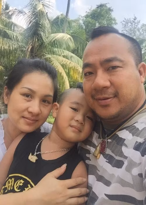 Hiếu Hiền không ít lần lên tiếng bảo vệ bà xã. Tháng 8/2022, nam diễn viên cho hay, vợ anh khi ra đường bị những người phụ nữ xung quanh chê là vợ nghệ sĩ mà ra ngoài không biết sửa soạn, để mặt tàn tạ, thậm chí ăn mặc như con ở. Trước những lời lẽ kém duyên, Hiếu Hiền rất bức xúc. Ảnh: Dân Việt