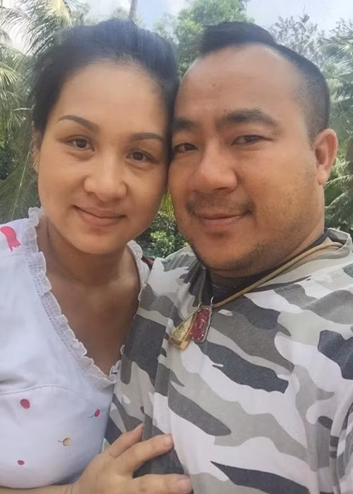 Nam diễn viên viết trên trang cá nhân: “Vâng, vợ tui ăn mặc như con ở vì vợ tui chỉ biết đến chồng con, không bao giờ biết sắm sửa hay đòi hỏi cho bản thân em điều gì. Vâng, vợ tui mặt mũi tàn tạ là vì vợ tui mới sinh em bé, chưa được bao lâu thì làm sao đẹp nổi. Thế nhưng với tui thì vợ tui đẹp hơn hẳn bao nhiêu người phụ nữ khác nha các bà. Vợ tui là đẹp tự nhiên từ đầu đến móng chân, không phấn son nhưng vẫn rạng ngời nha các bà. Đừng để tui nghe tận tai những lời không hay của các bà về vợ tui nữa nha”. Ảnh: Dân Việt