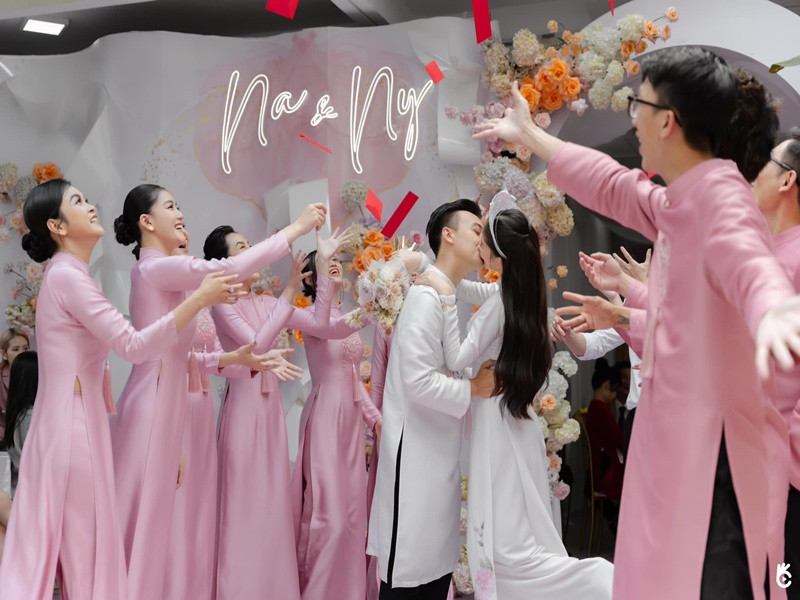 Vợ chồng Ngân Anh diện áo trắng trong lễ vu quy. Ảnh: FBNV