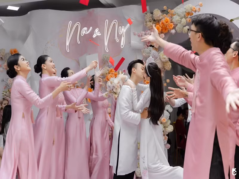 Vợ chồng Ngân Anh diện áo trắng trong lễ vu quy. Ảnh: FBNV