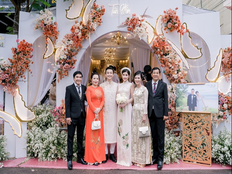 Vợ chồng Ngân Anh tươi rói bên bố mẹ hai bên. Ảnh: FBNV