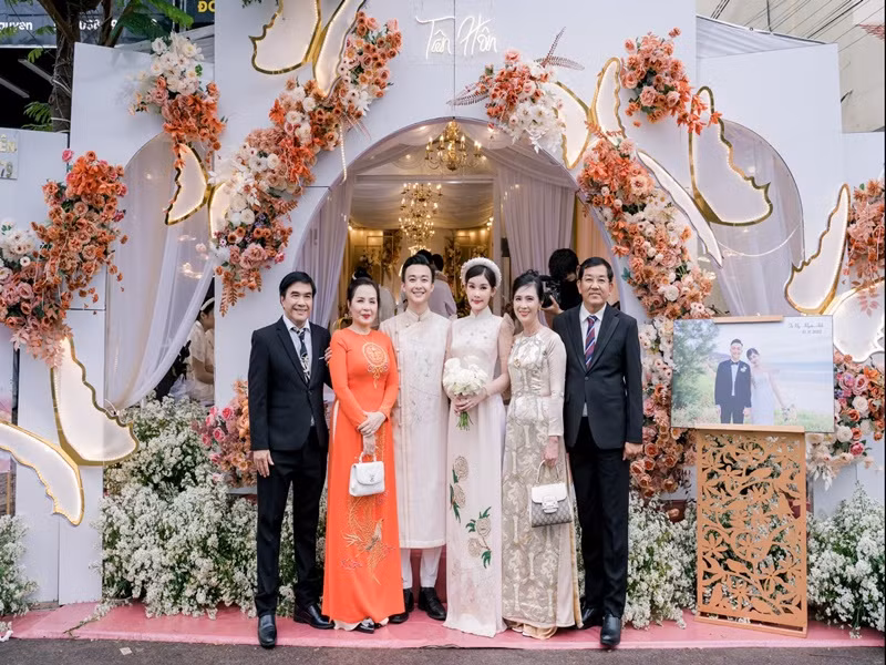 Vợ chồng Ngân Anh tươi rói bên bố mẹ hai bên. Ảnh: FBNV