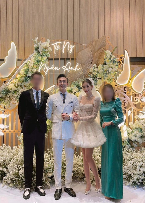 Trong tiệc cưới ở Quy Nhơn, Tô Ny diện vest còn Ngân Anh mặc váy cưới ngắn. Ảnh: Yan