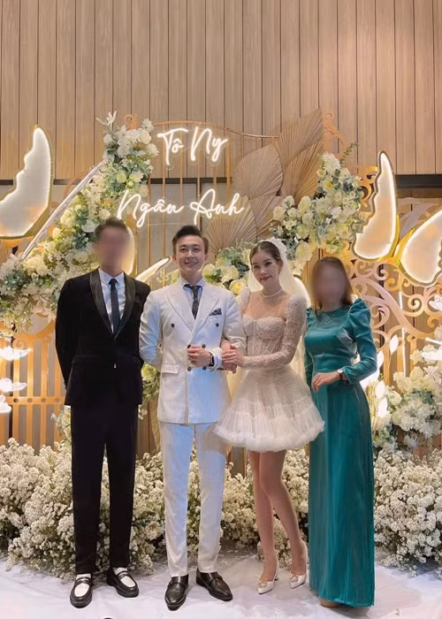 Trong tiệc cưới ở Quy Nhơn, Tô Ny diện vest còn Ngân Anh mặc váy cưới ngắn. Ảnh: Yan