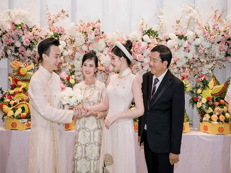 Trong lễ cưới ở Quy Nhơn, Ngân Anh cùng chồng diện áo dài. Ảnh: FBNV