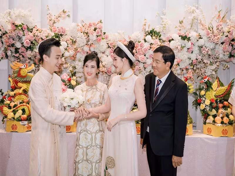 Trong lễ cưới ở Quy Nhơn, Ngân Anh cùng chồng diện áo dài. Ảnh: FBNV